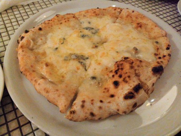 ピッツェリア バールアニエッロ 4種チーズのピザ